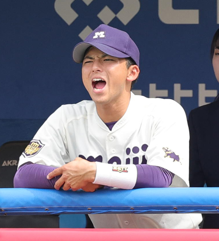 法大対明大　ベンチで声を出す明大・宗山主将（撮影・野上伸悟）