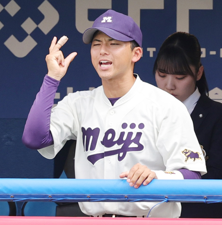 法大対明大　ベンチで声を出す明大・宗山主将（撮影・野上伸悟）