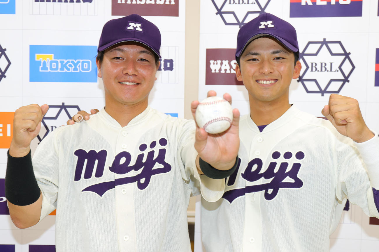 法大対明大　決勝本塁打の明大・中山（左）は、記念球を手に宗山主将ガッツポーズ（撮影・野上伸悟）