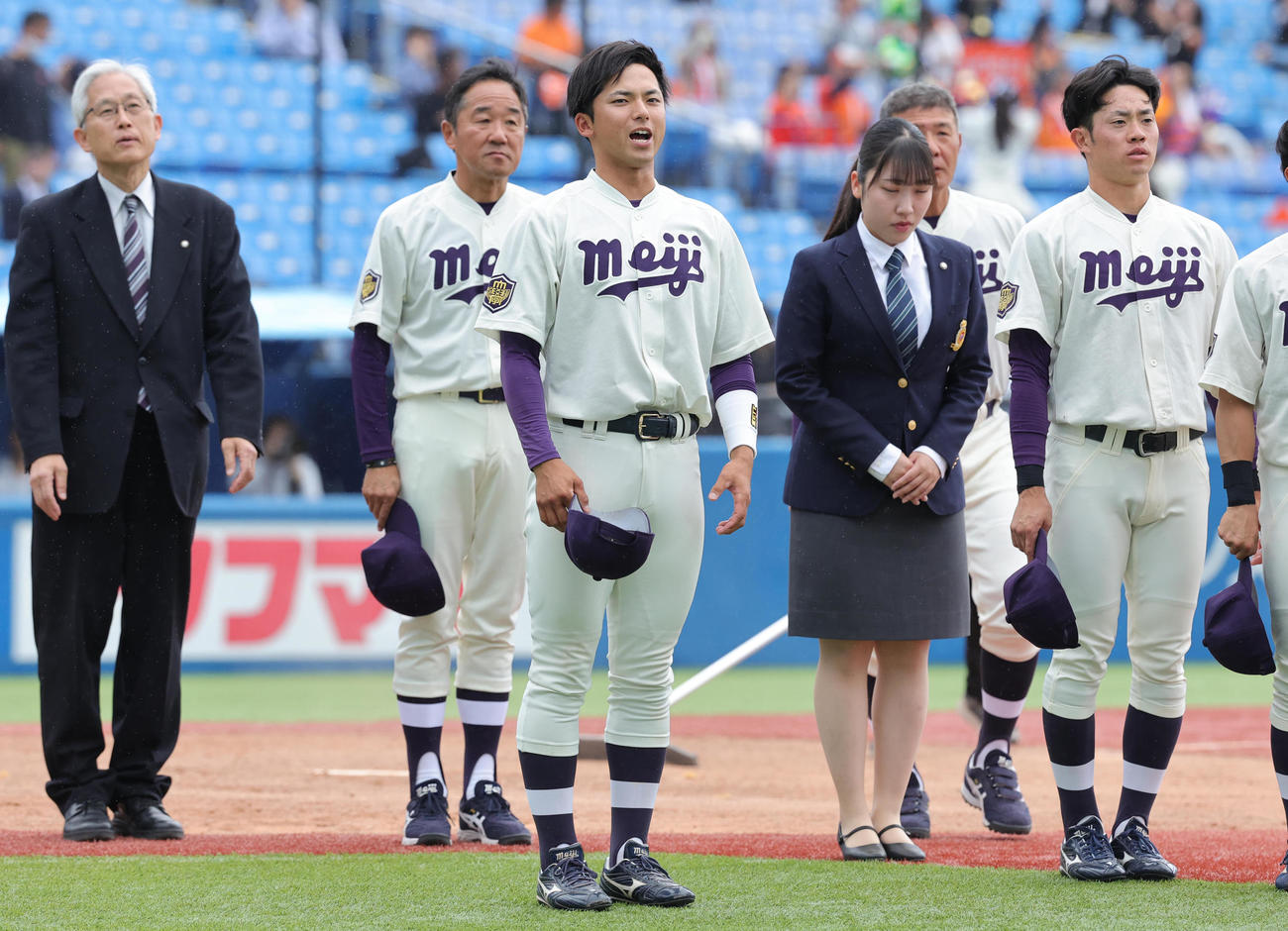法大対明大　試合前に客席にあいさつする宗山主将（手前）ら明大の選手、スタッフ（撮影・野上伸悟）