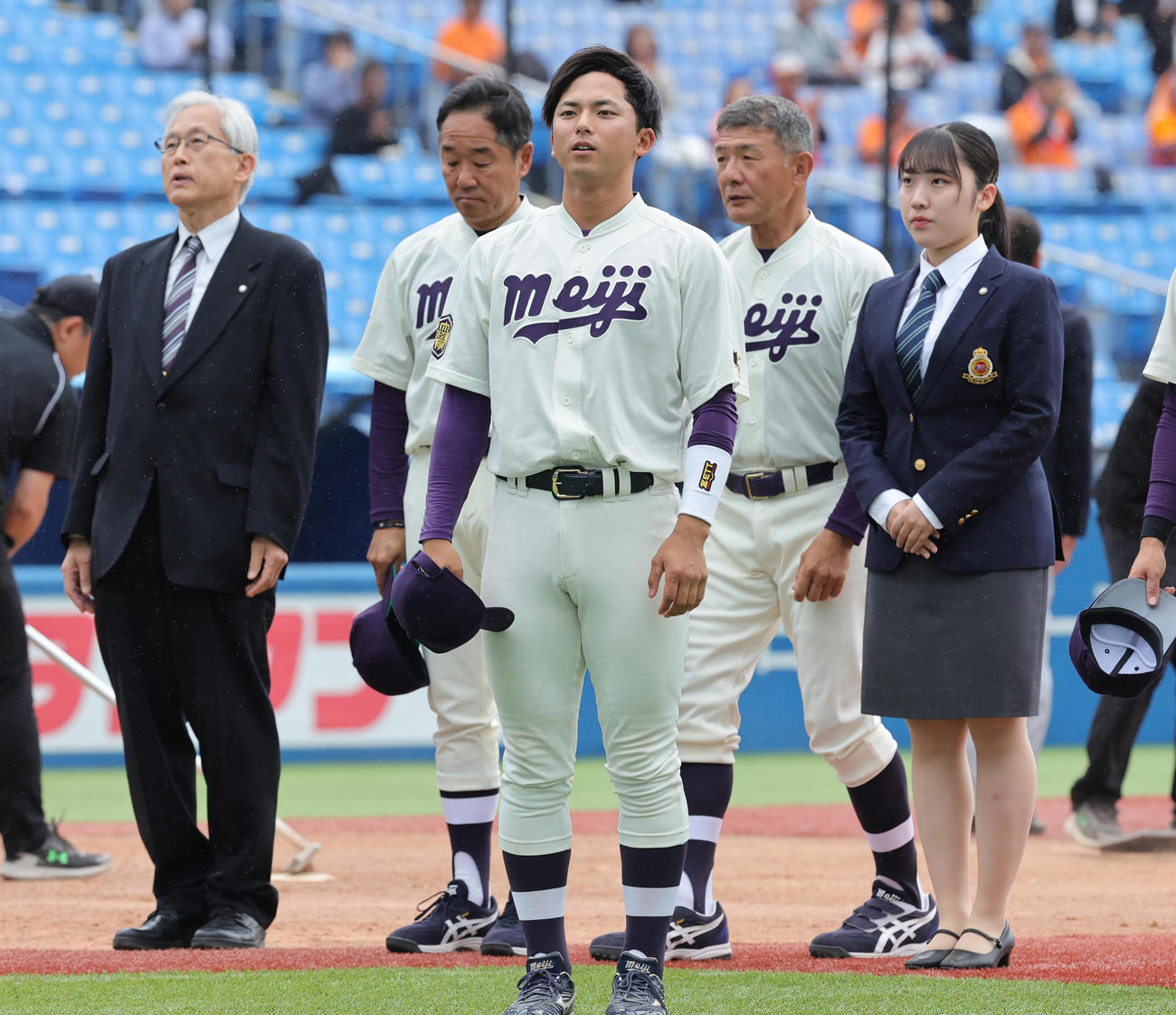 法大対明大　試合前に客席にあいさつする宗山主将（手前）ら明大の選手、スタッフ（撮影・野上伸悟）