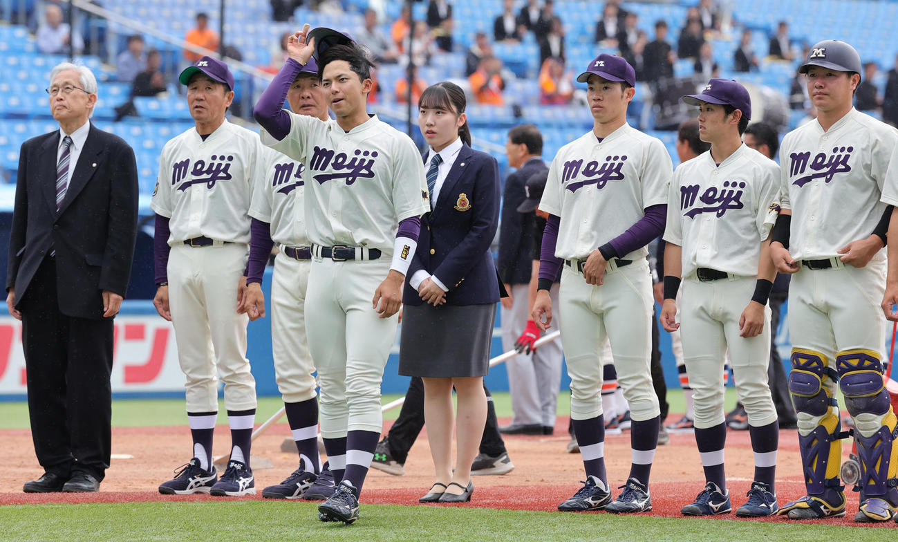 法大対明大　試合前に客席にあいさつする宗山主将（手前）ら明大の選手、スタッフ（撮影・野上伸悟）