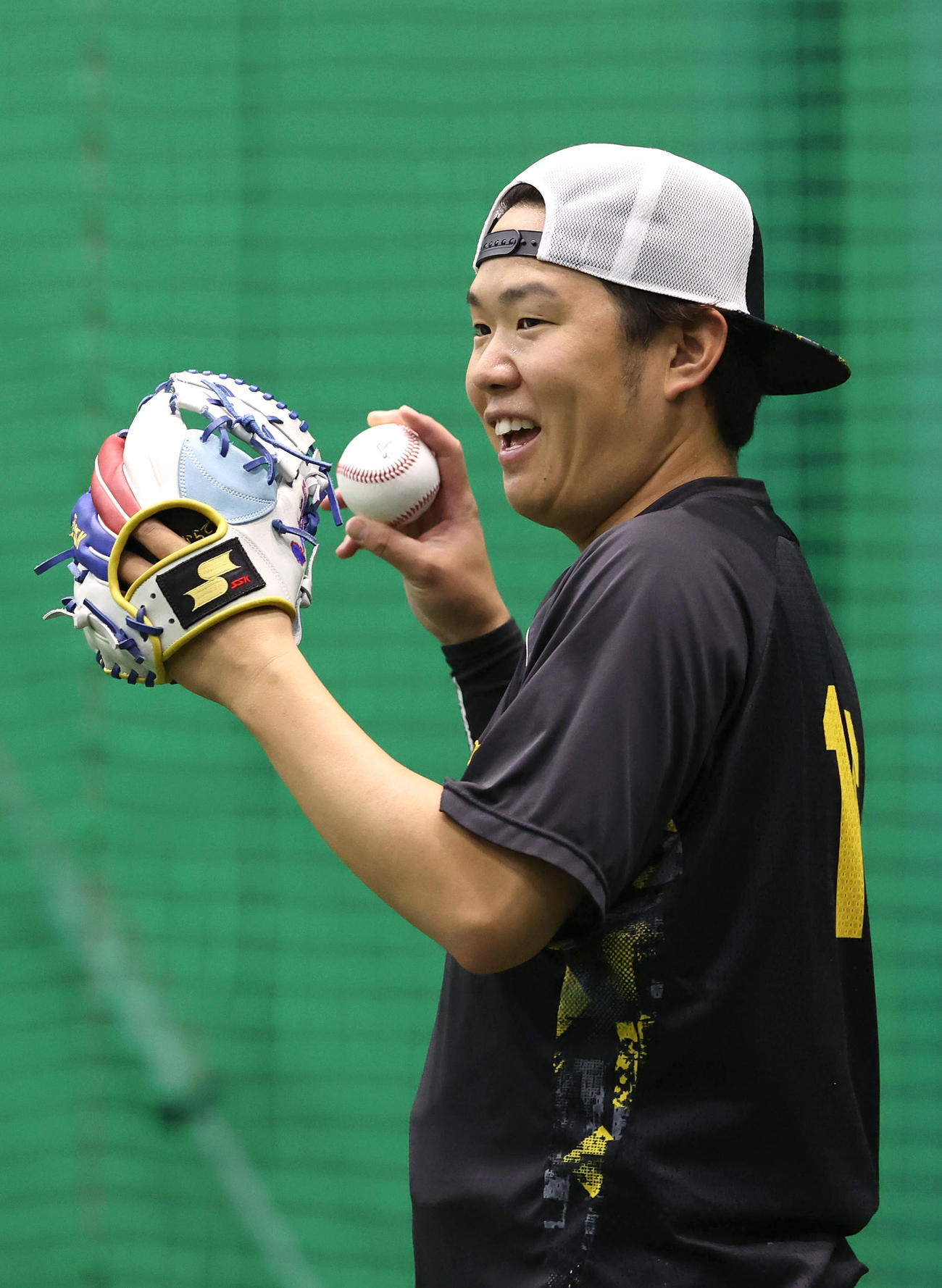 キャッチボール中に笑顔を見せる西勇（撮影・白石智彦）