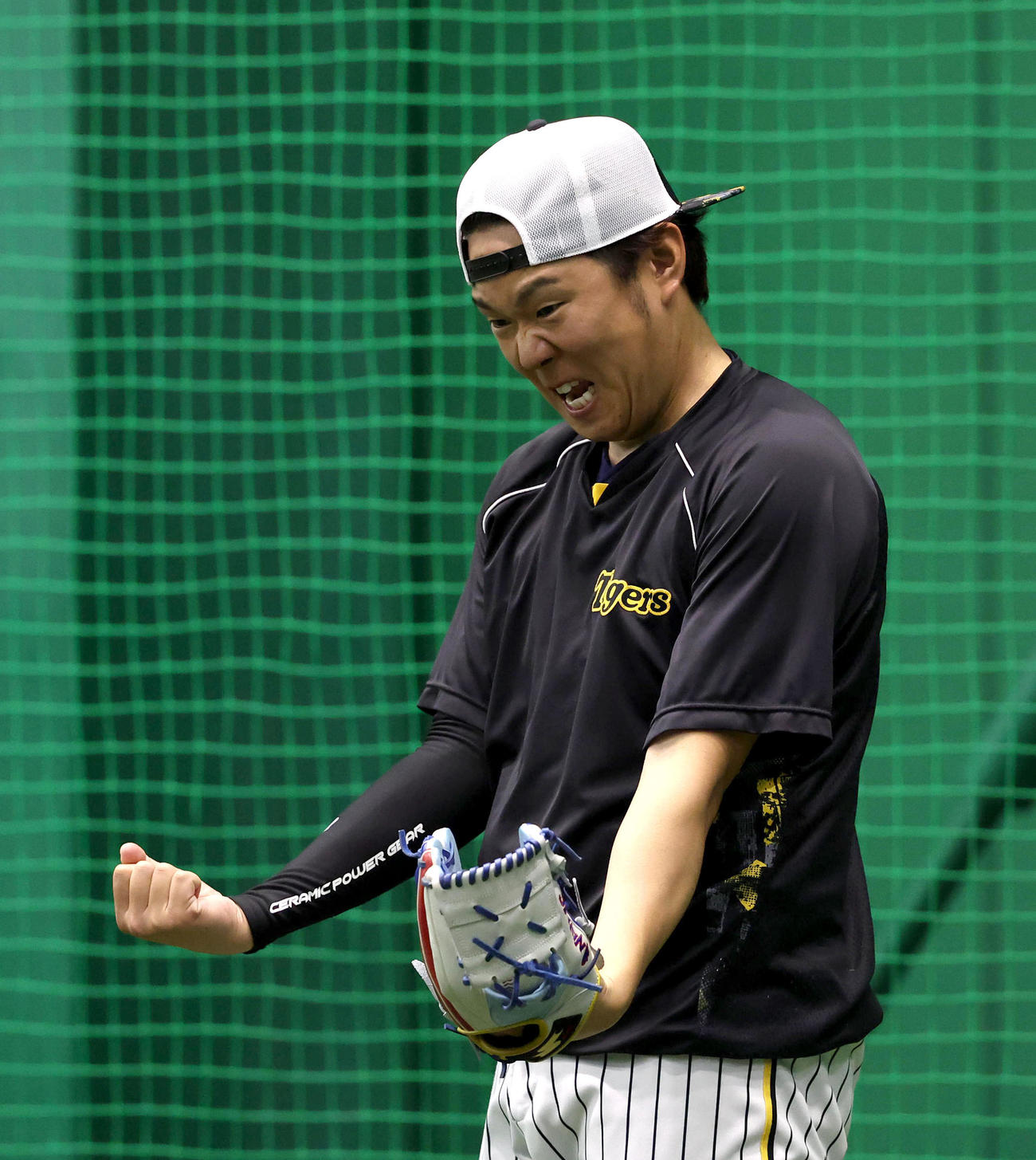 気合を入れる西勇（撮影・白石智彦）