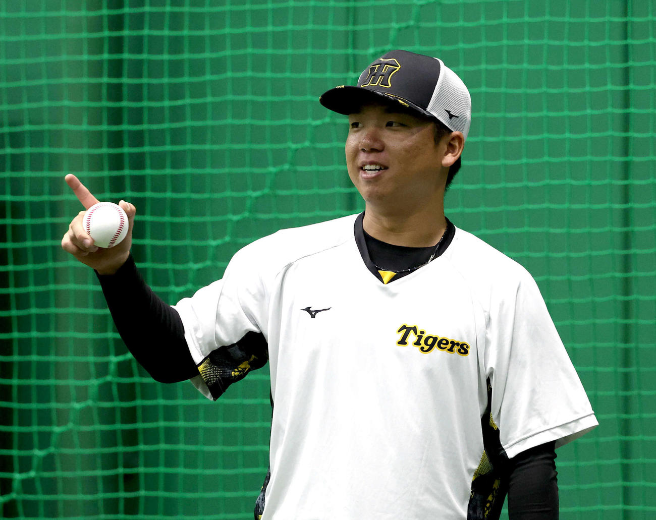 キャッチボール中に笑顔をみせる村上（撮影・白石智彦）