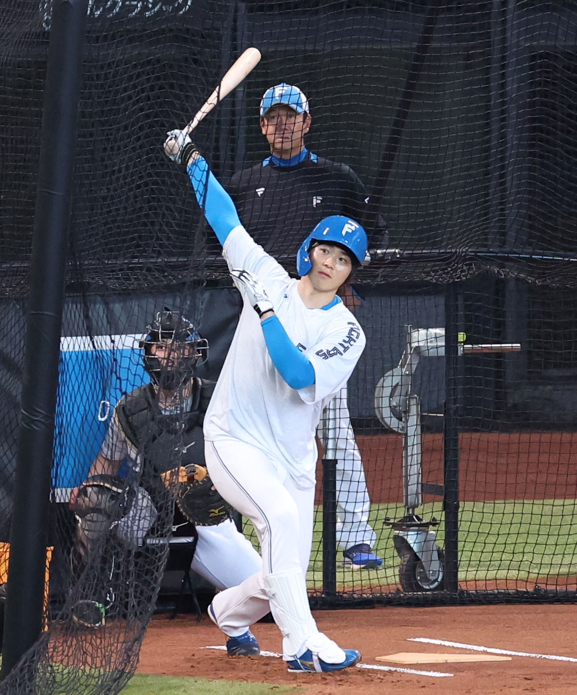 22日、オリックス戦の試合前、打撃練習をする日本ハム山崎