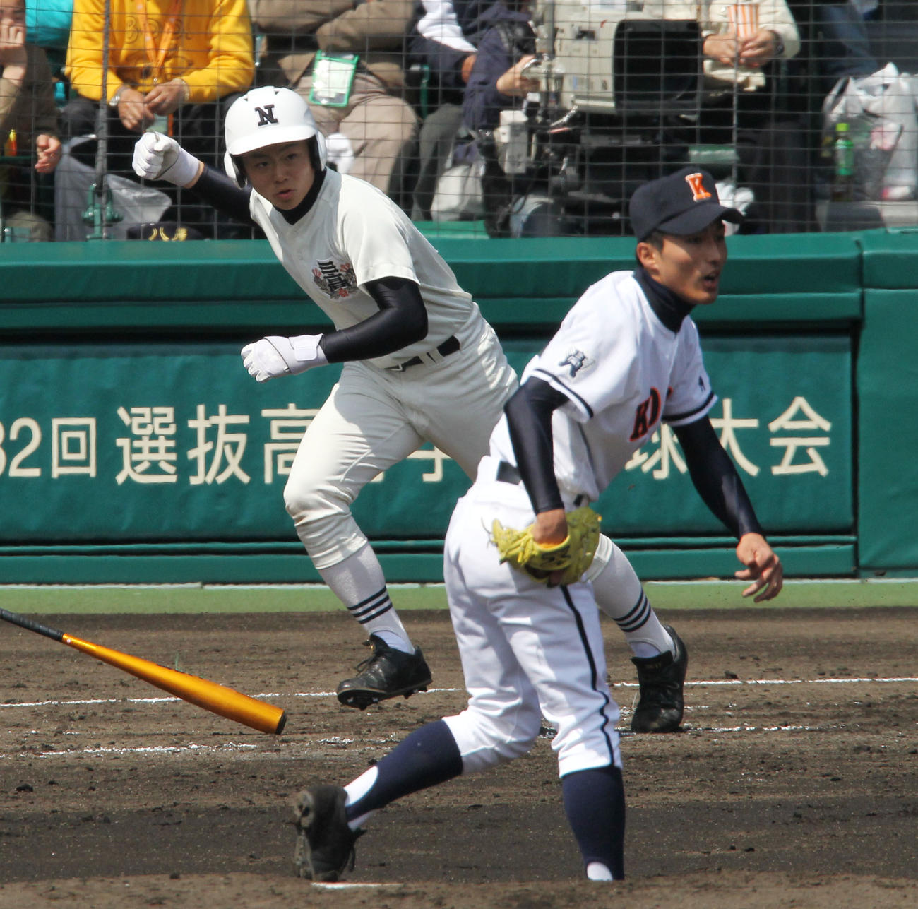 10年4月2日　第82回選抜高校野球選手権大会・決勝　興南対日大三　3回裏日大三無死二塁、山崎福也は左前に今大会13本目の安打を放つ。投手島袋洋奨