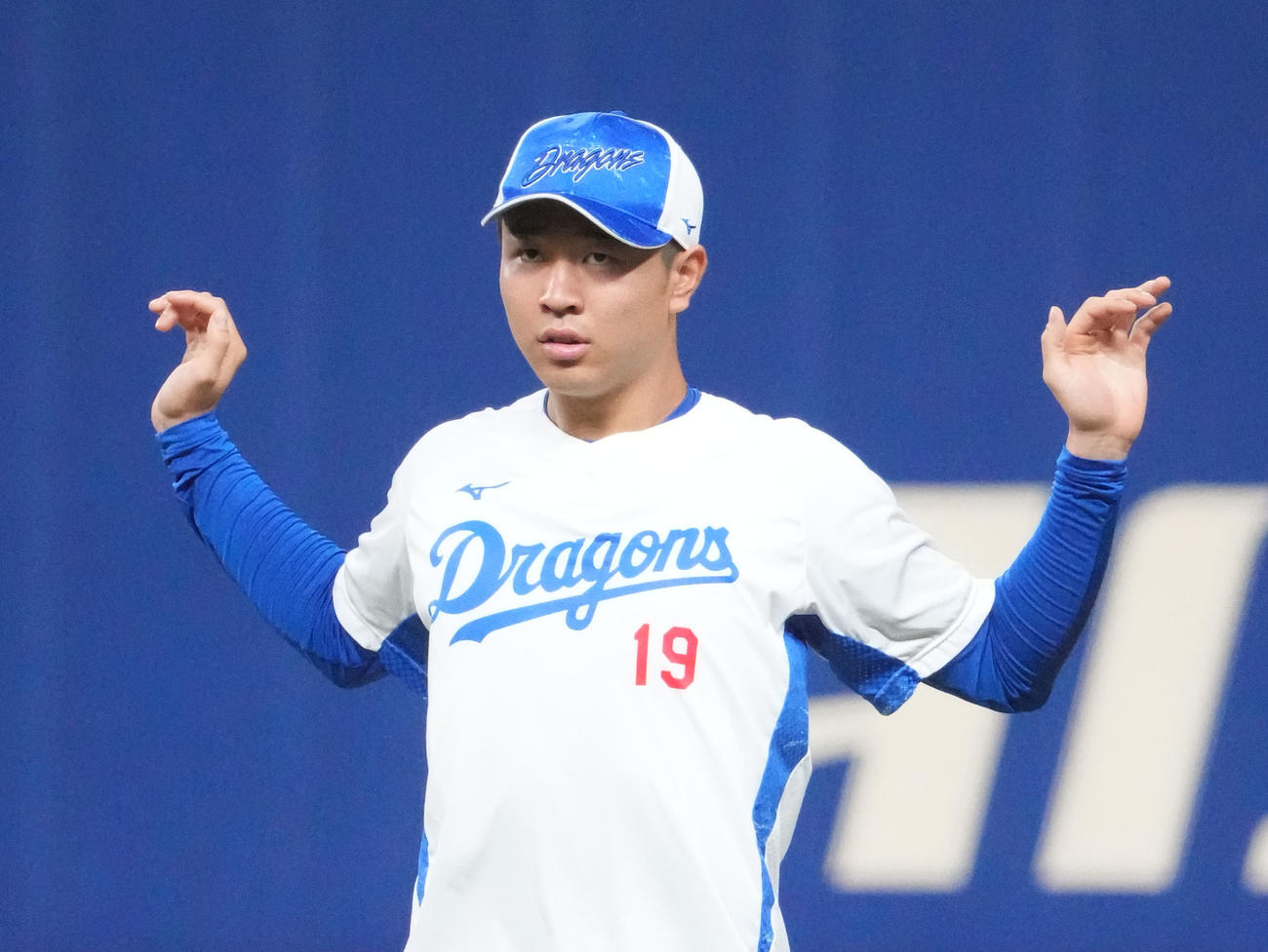 ストレッチをする高橋宏（撮影・森本幸一）