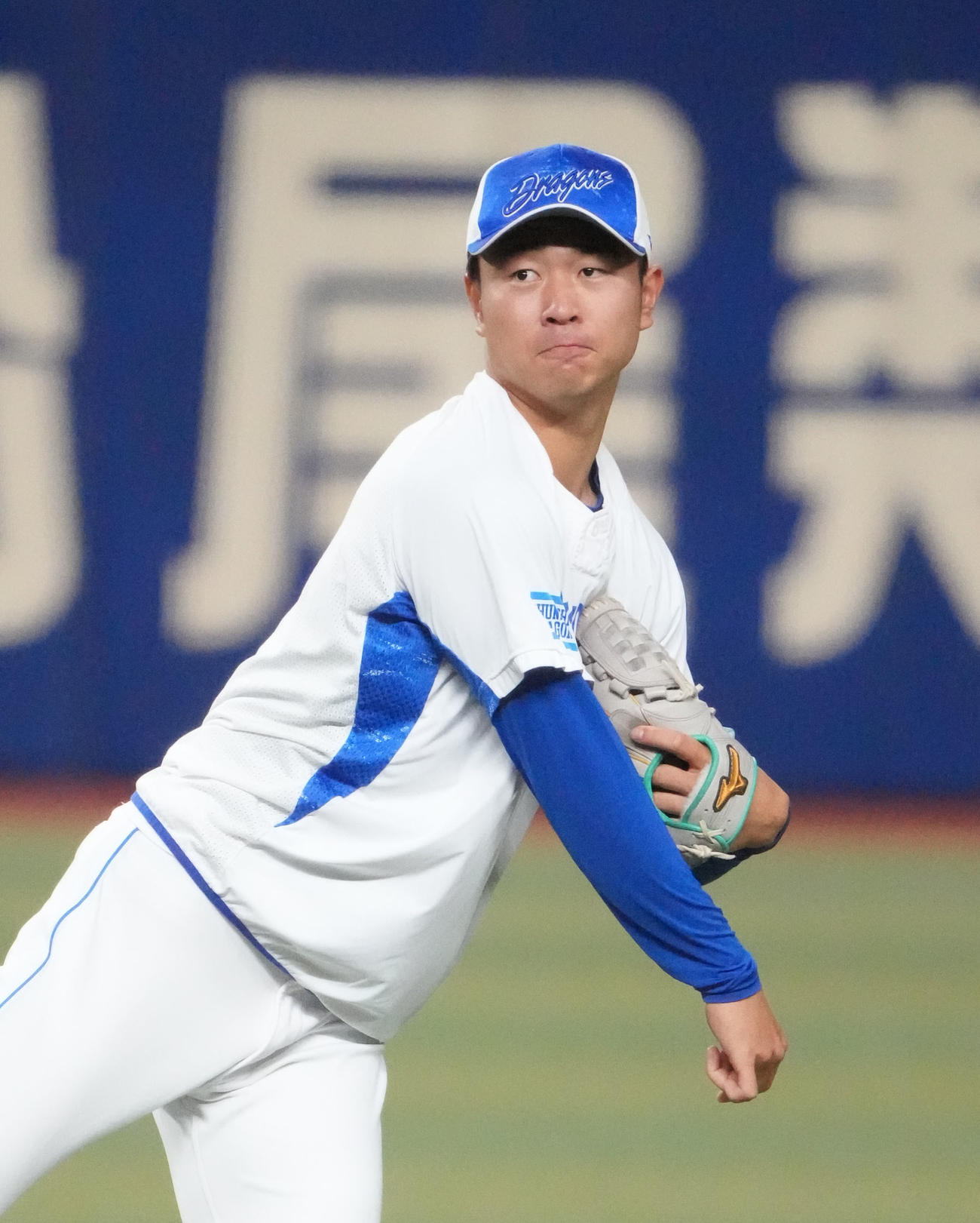 キャッチボールをする高橋宏（撮影・森本幸一）