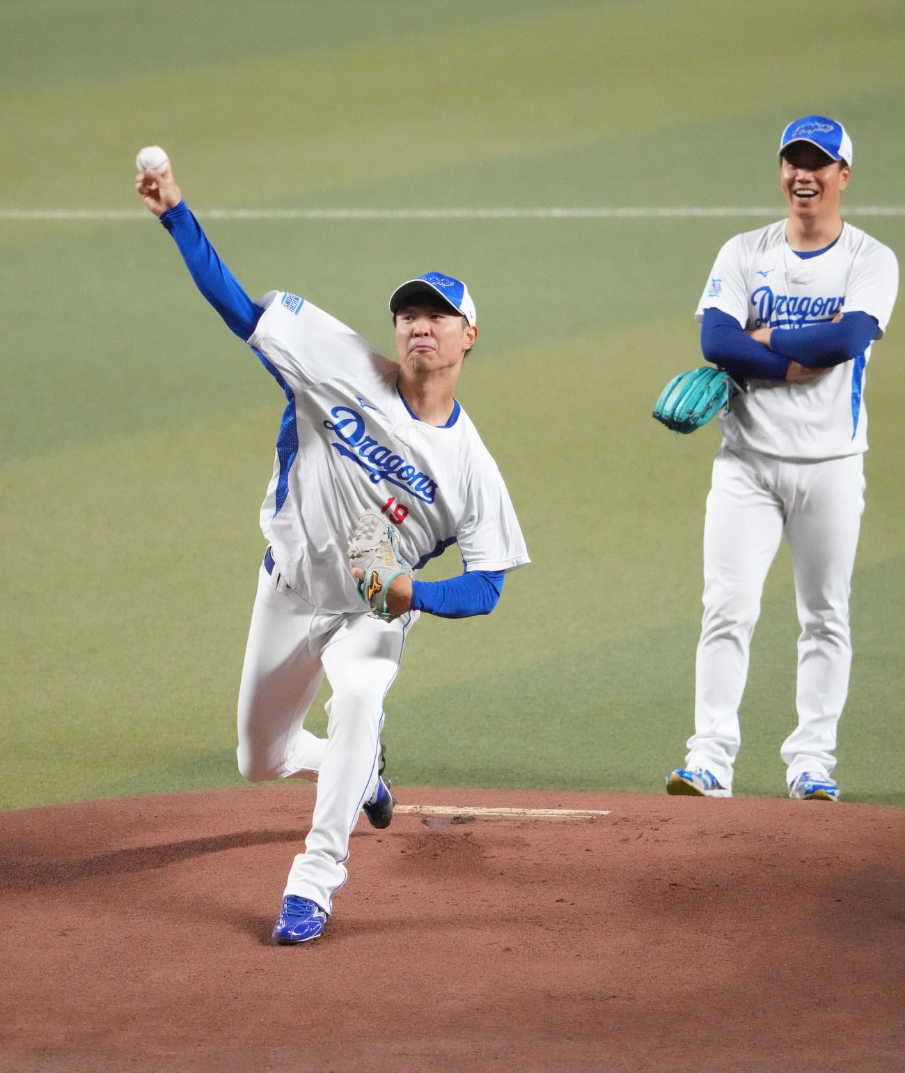 マウンドに上がり投球練習をする高橋宏（左）右は柳（撮影・森本幸一）