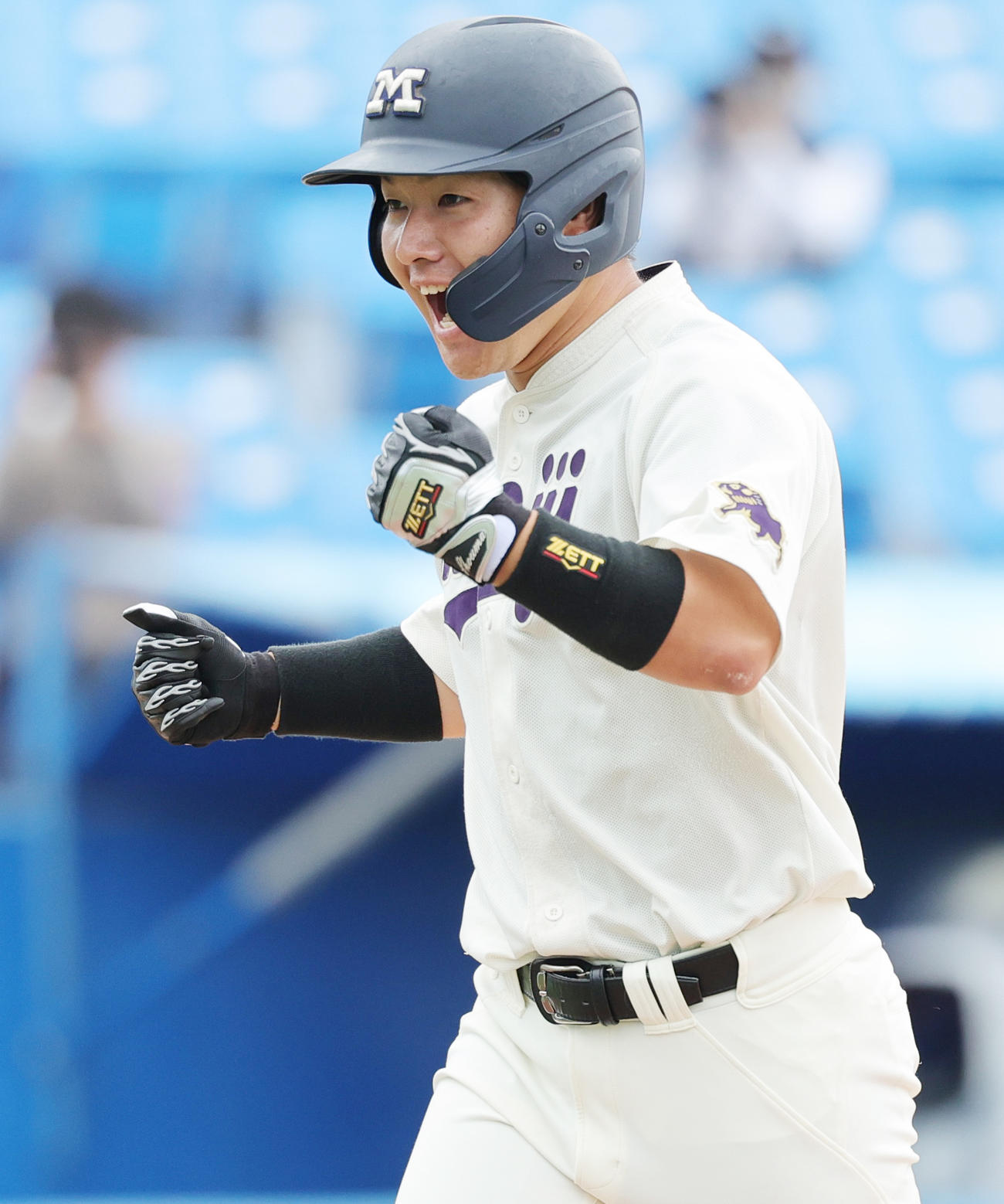 法大対明大　8回裏明大1死二塁、左越え2点本塁打を放ち喜ぶ中山（撮影・野上伸悟）