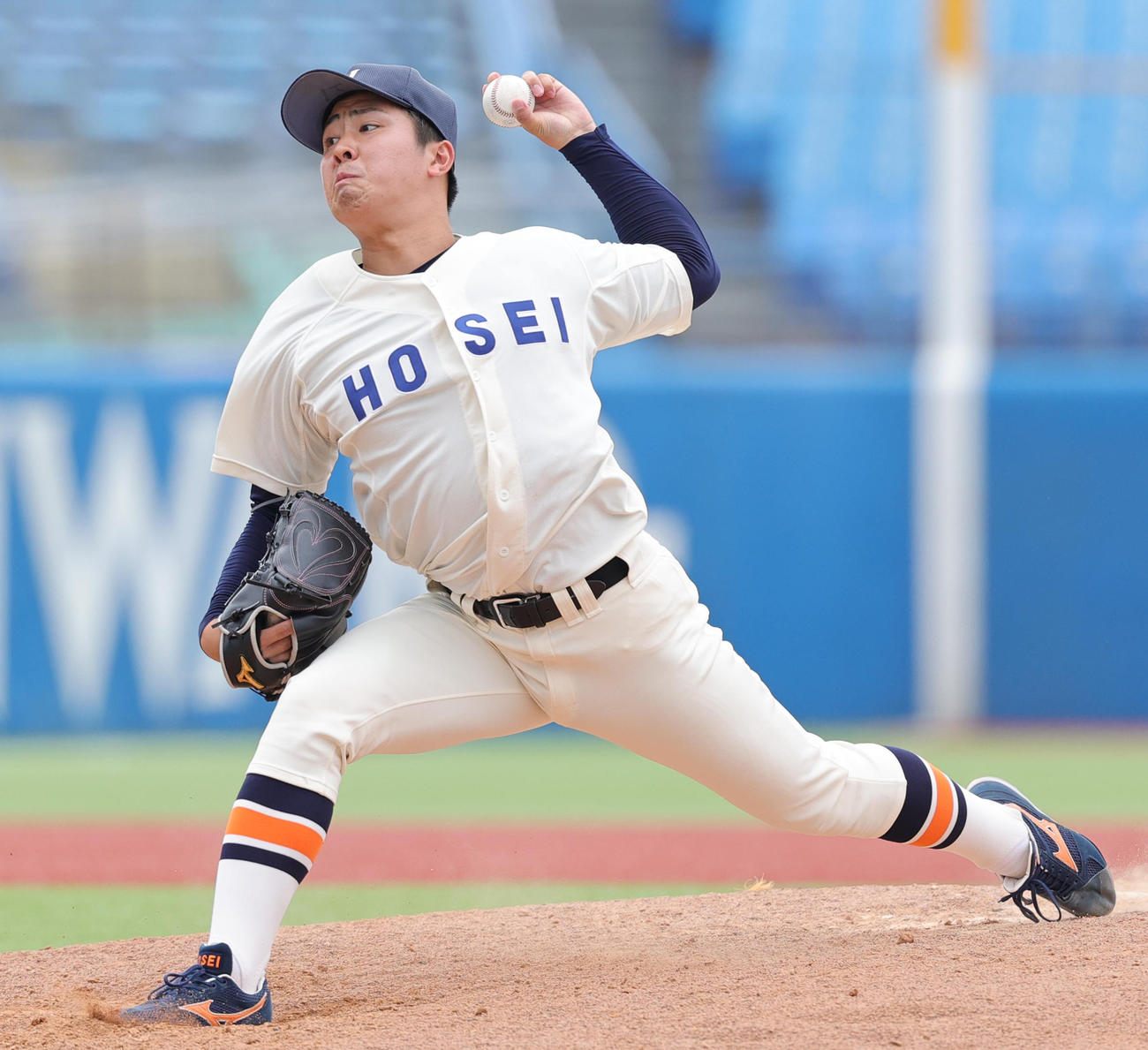 法大対明大　力投する法大・吉鶴（撮影・野上伸悟）
