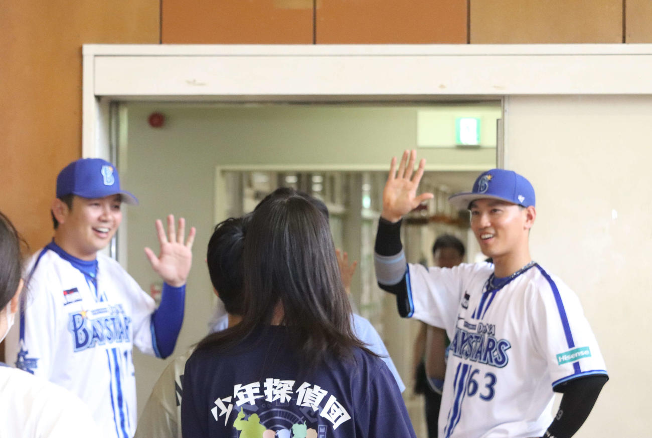 小学校をサプライズで訪問したDeNA山崎（左）と関根（右）はハイタッチで送り出す（撮影・小早川宗一郎）