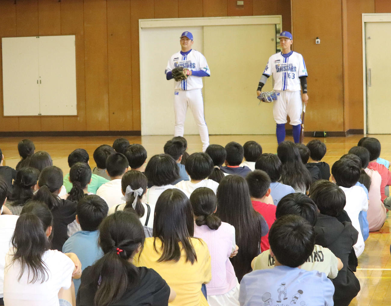 小学校をサプライズで訪問したDeNA山崎（左奥）と関根（右奥）（撮影・小早川宗一郎）