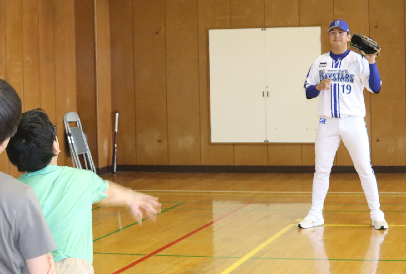 小学校をサプライズで訪問し、小学生とキャッチボールするDeNA山崎（右）（撮影・小早川宗一郎）
