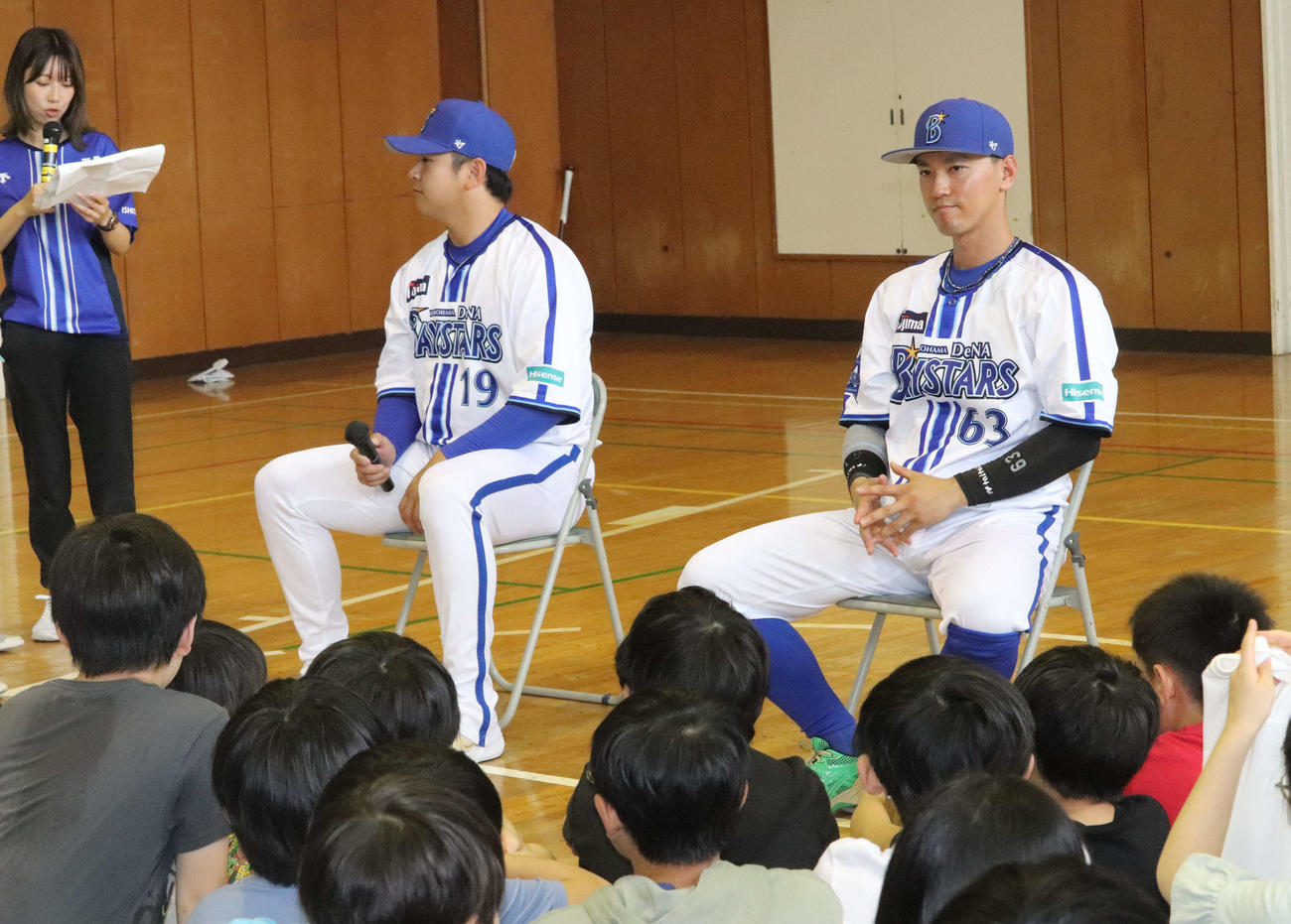 小学校をサプライズで訪問したDeNA山崎（左）と関根（右）（撮影・小早川宗一郎）