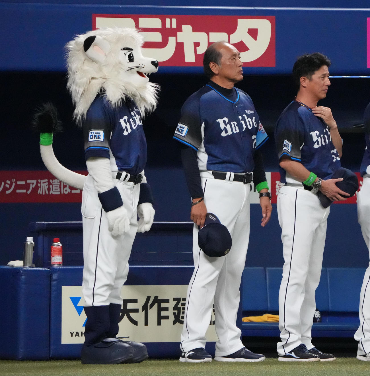 中日対西武　試合前、国家演奏でベンチ前に整列する渡辺監督代行（中央）（撮影・森本幸一）