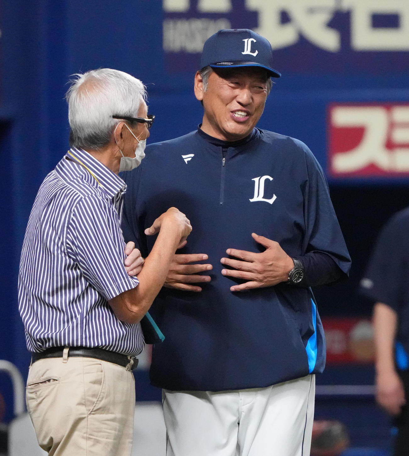 中日対西武　試合前、権藤博氏と言葉を交わす渡辺監督代行（右）（撮影・森本幸一）