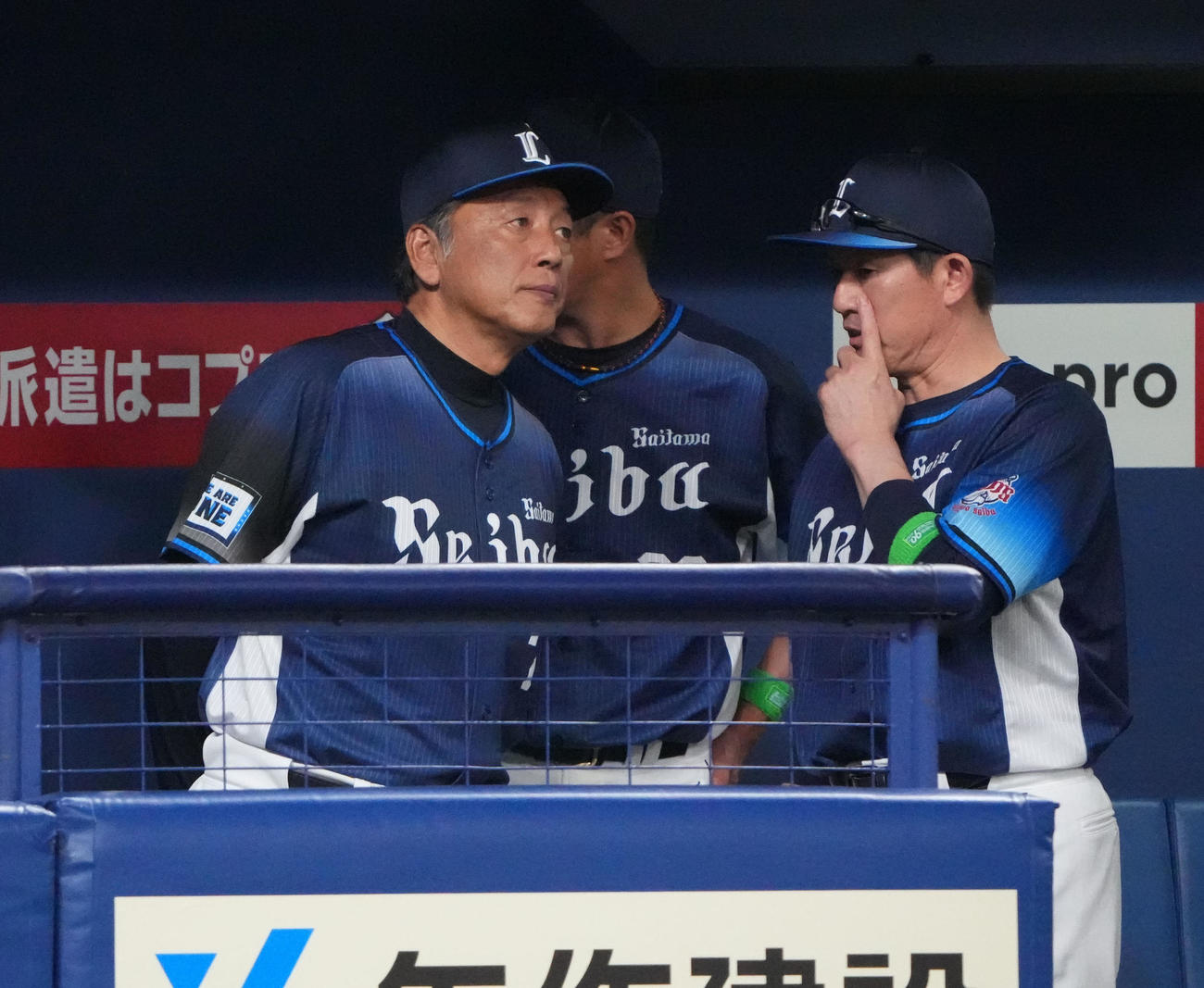 中日対西武　5回表終了、ベンチでコーチ陣と言葉を交わす渡辺監督代行（左）（撮影・森本幸一）
