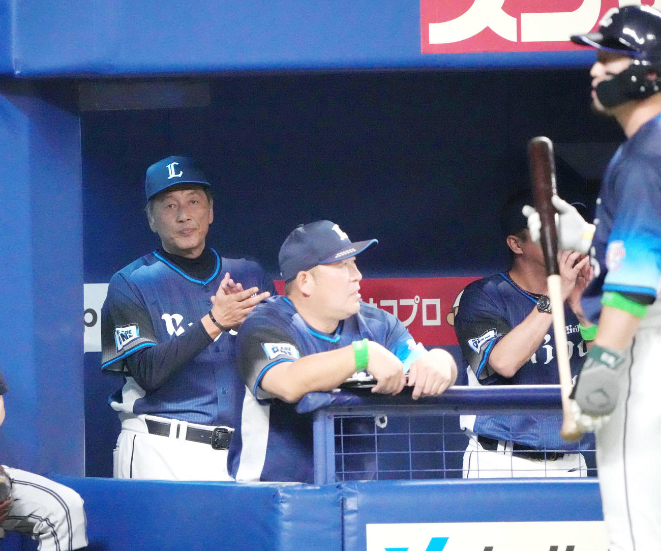 中日対西武　1回表、ベンチから試合を見つめる渡辺監督代行（左）（撮影・森本幸一）