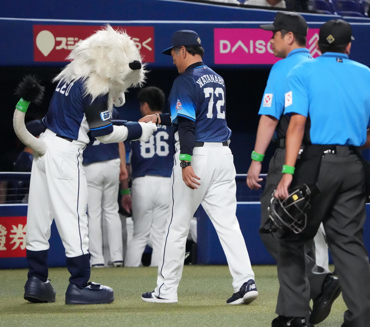 中日対西武　試合前、メンバー表交換を行いレオに渡す渡辺監督代行（撮影・森本幸一）