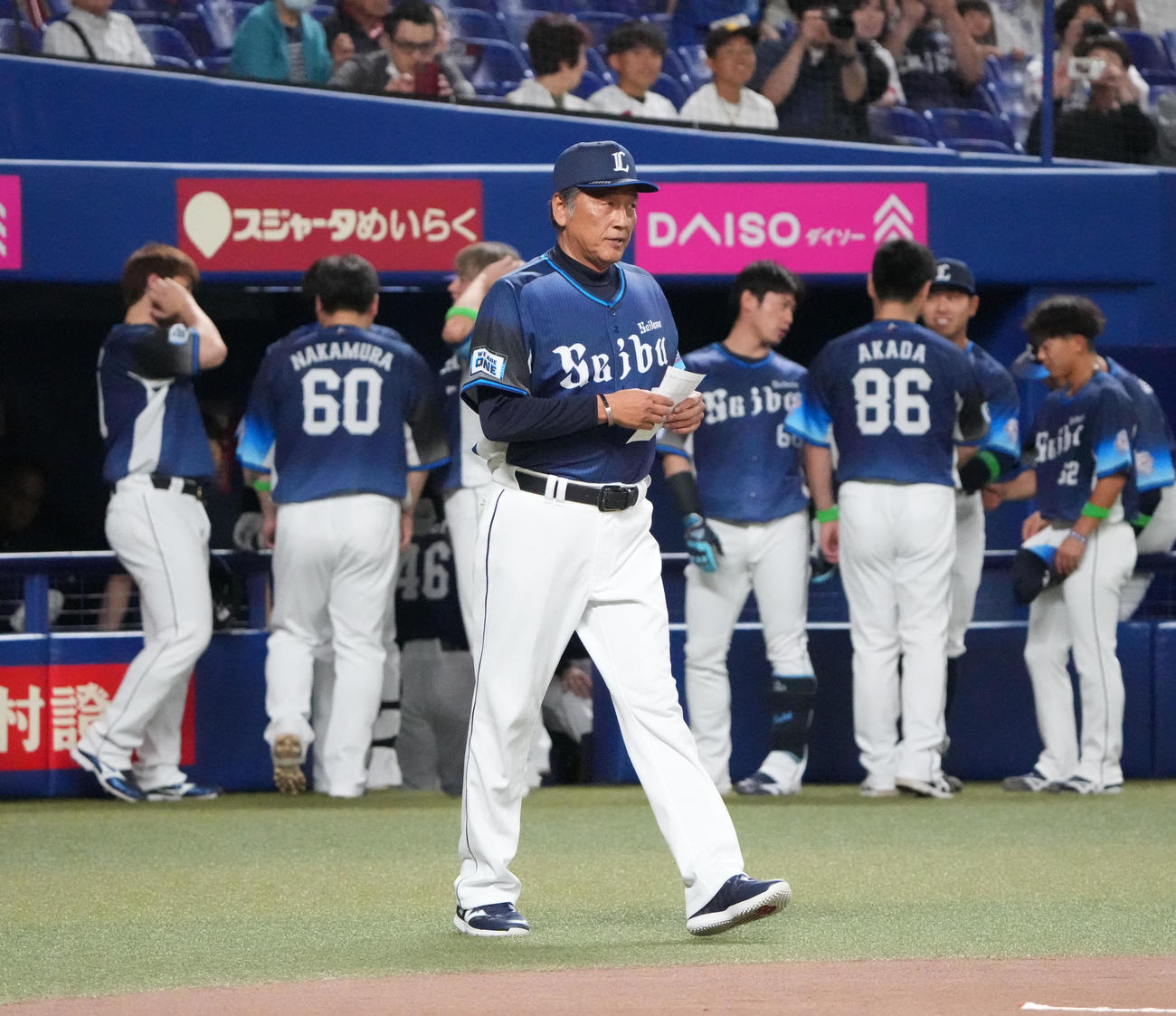 中日対西武　試合前、メンバー表交換へ向かう渡辺監督代行（撮影・森本幸一）