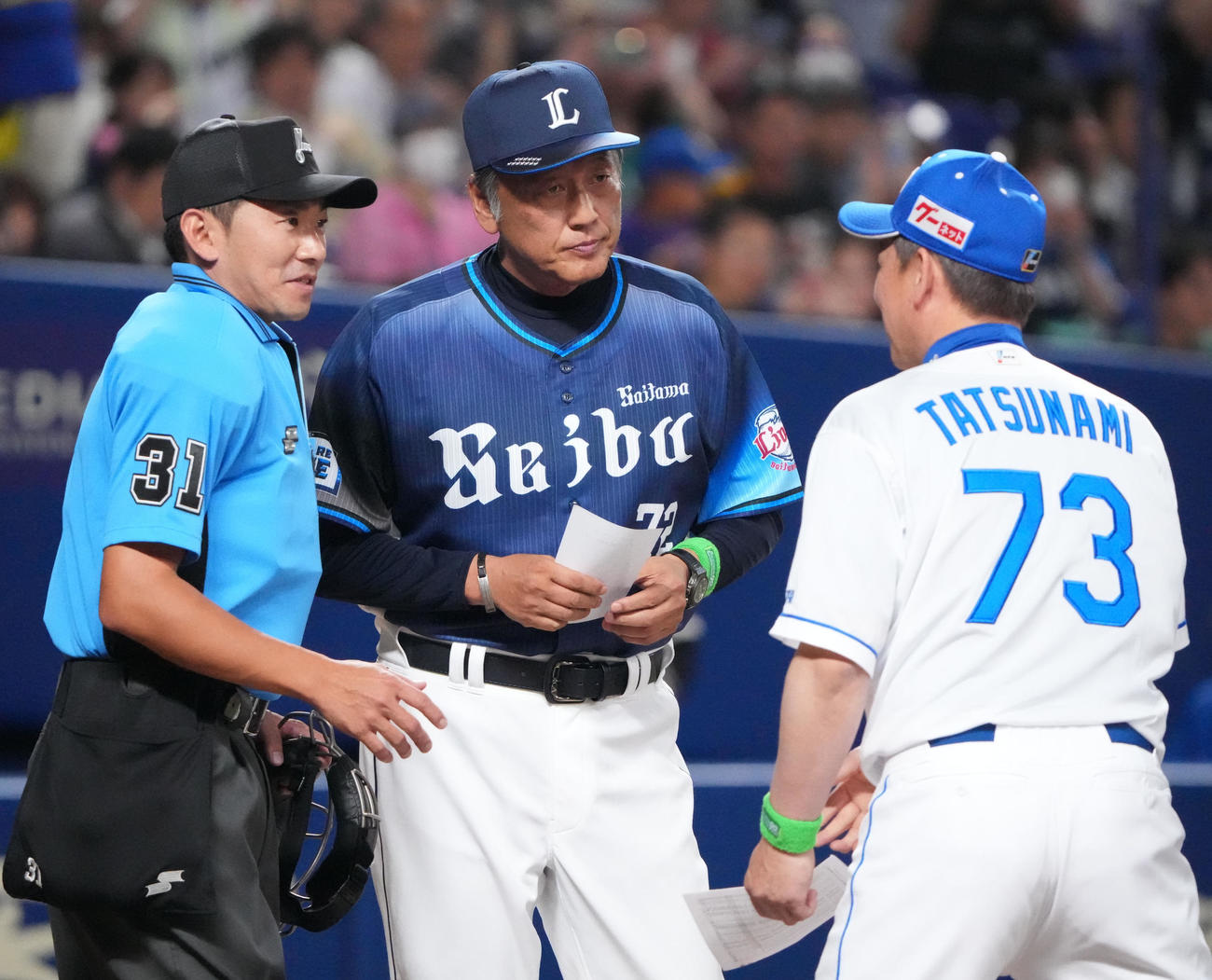 中日対西武　試合前、立浪監督（右）、審判団とメンバー表交換をする渡辺監督代行（撮影・森本幸一）