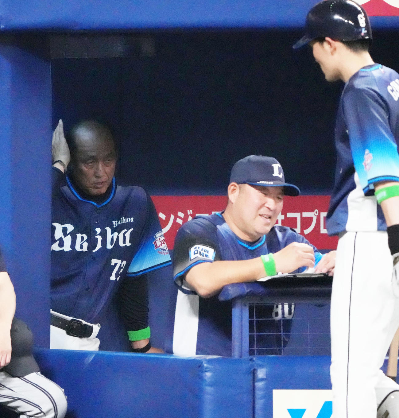 中日対西武　8回表西武1死一塁、ベンチでさえない表情を見せる渡辺監督代行（左）（撮影・森本幸一）