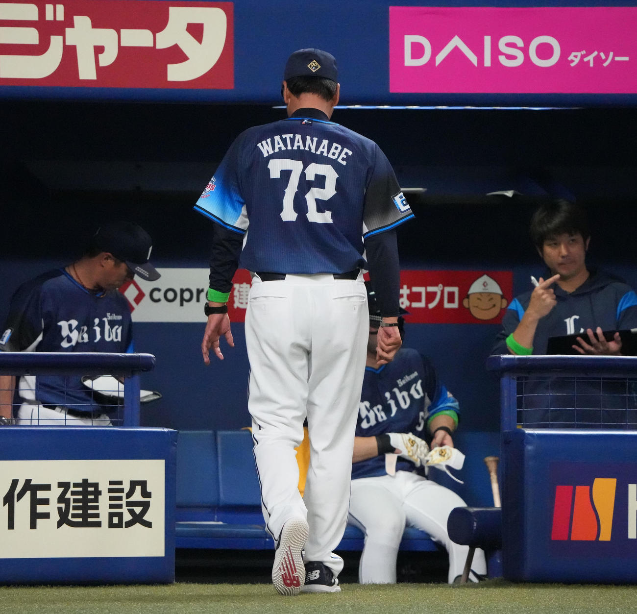 中日対西武　6回表終了、投手交代を告げベンチへ戻る渡辺監督代行（中央）（撮影・森本幸一）
