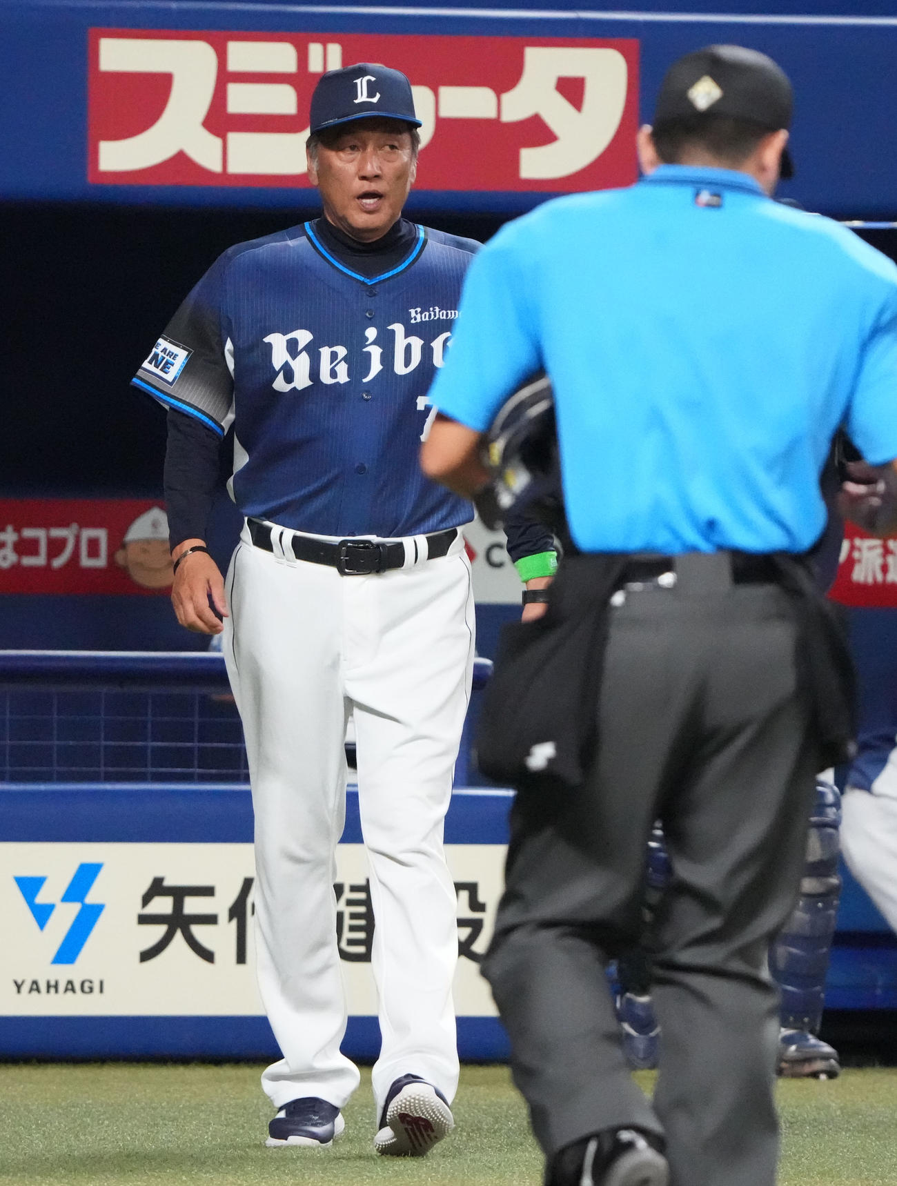 中日対西武　6回表終了、投手交代を告げる渡辺監督代行（左）（撮影・森本幸一）