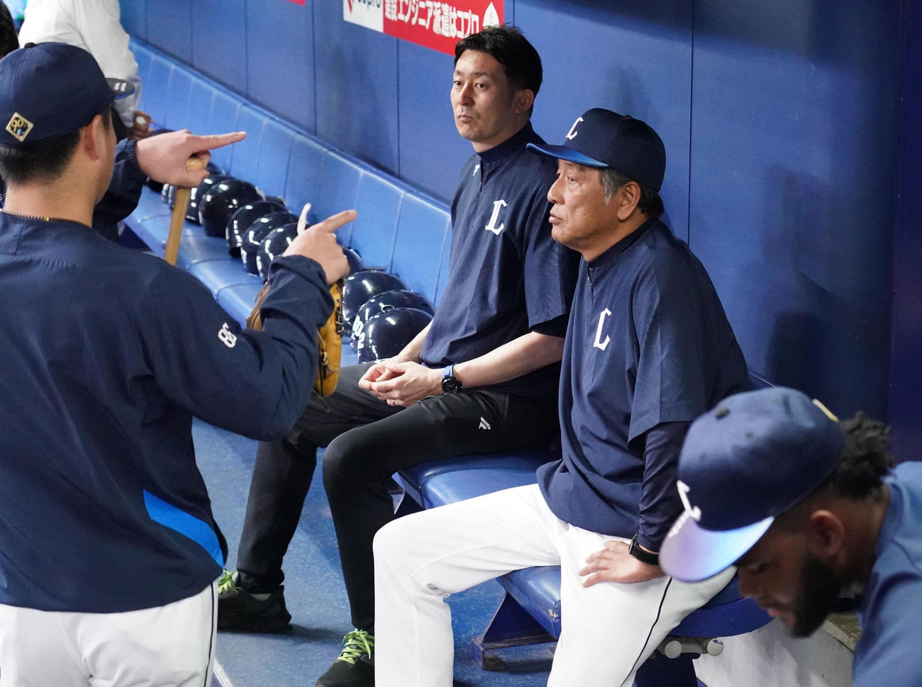 中日対西武　試合前、ベンチでスタッフと談笑する渡辺監督代行（右）（撮影・森本幸一）