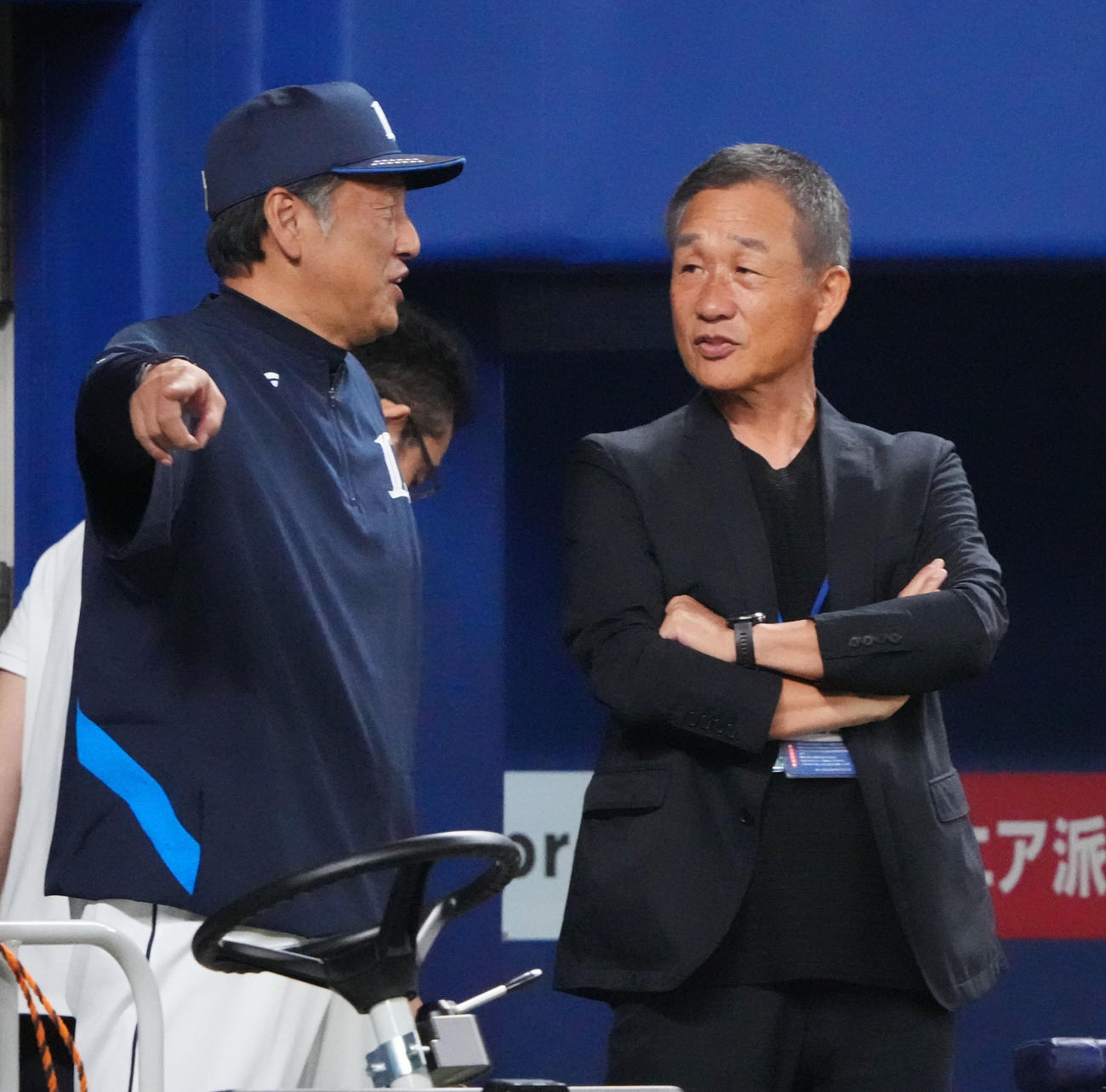 中日対西武　　試合前、言葉を交わす（左から）渡辺監督代行と辻発彦氏（撮影・森本幸一）