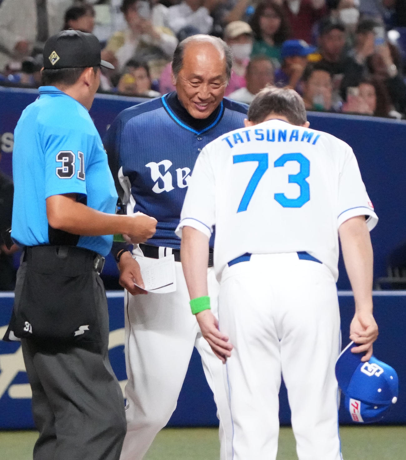 中日対西武　試合前、立浪監督、審判団とメンバー表交換をする渡辺監督代行（中央）（撮影・森本幸一）