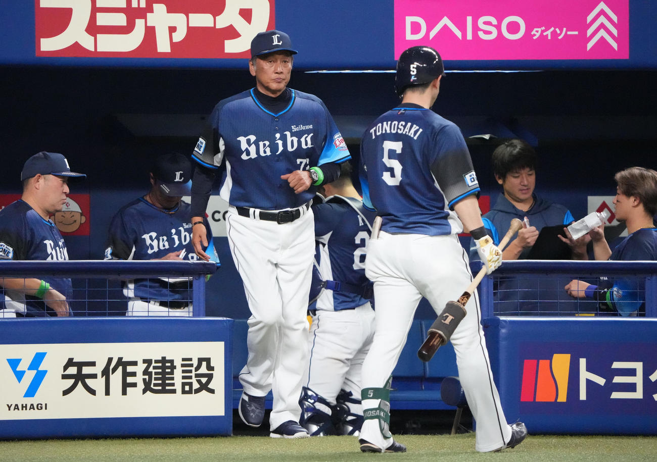中日対西武　6回表終了、投手交代を告げる渡辺監督代行（中央）（撮影・森本幸一）