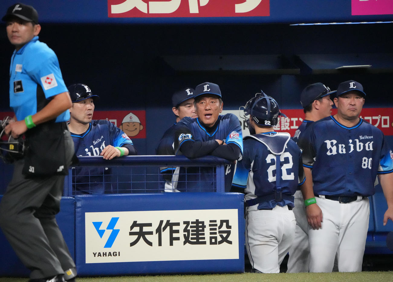 中日対西武　5回終了、代打を告げる渡辺監督代行（中央）（撮影・森本幸一）