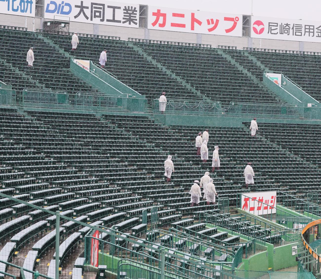 阪神対日本ハム　まだ雨は降り続いていますが、普段通り警備員の方は座席などのチェックを開始しました（撮影・加藤哉）