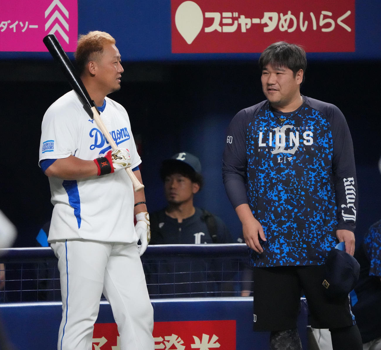 中日対西武　試合前、言葉を交わす（左から）中田と中村剛（撮影・森本幸一）