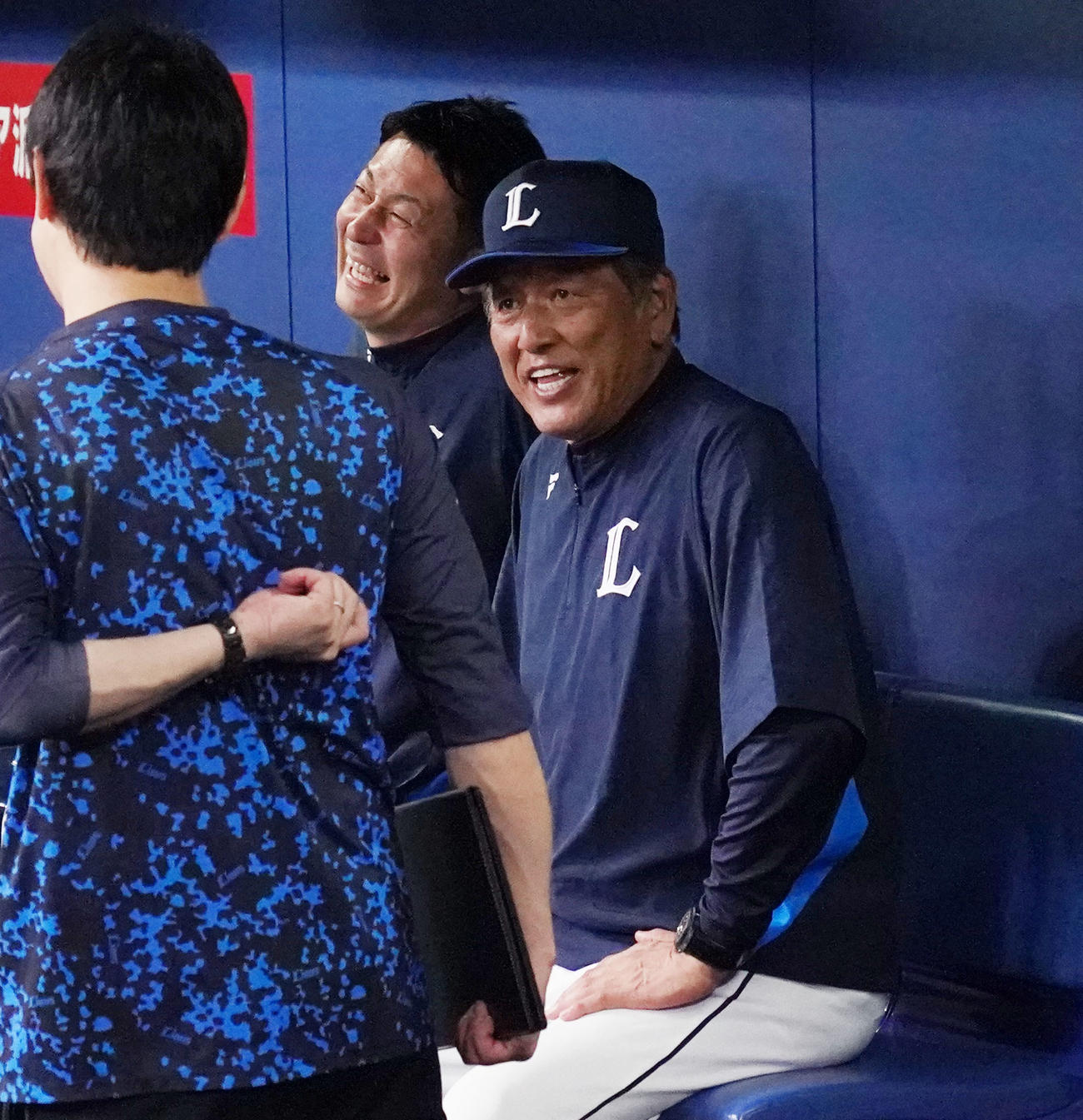 中日対西武　試合前、ベンチでスタッフと談笑する渡辺監督代行（右）（撮影・森本幸一）