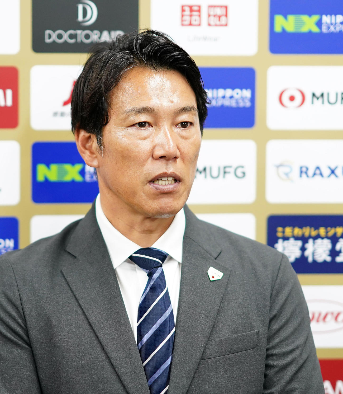 ヤクルト対ロッテ　視察を終え取材に応じる侍ジャパン井端監督（撮影・横山健太）