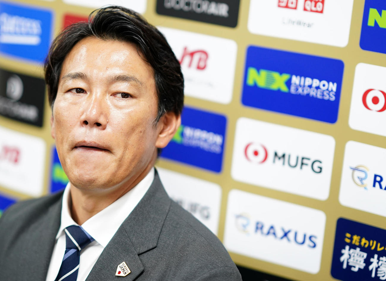 ヤクルト対ロッテ　視察を終え取材に応じる侍ジャパン井端監督（撮影・横山健太）