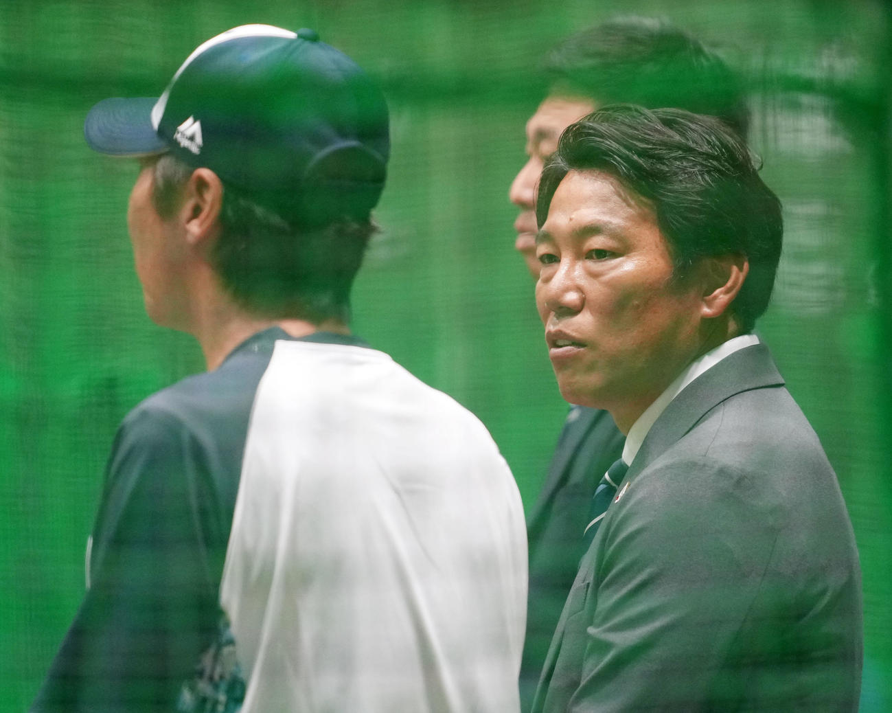 ヤクルト対ロッテ　言葉を交わすヤクルト高津監督（左）と侍ジャパン井端監督（撮影・横山健太）