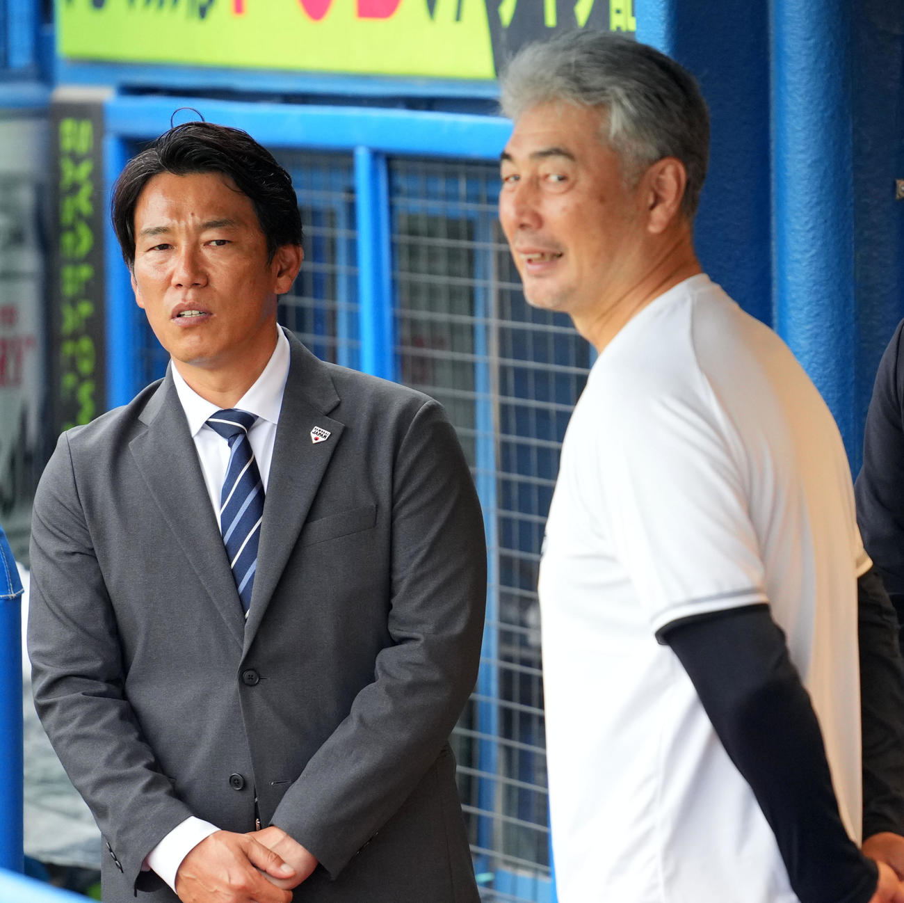 ヤクルト対ロッテ　言葉を交わすロッテ吉井監督（右）と侍ジャパン井端監督（撮影・横山健太）