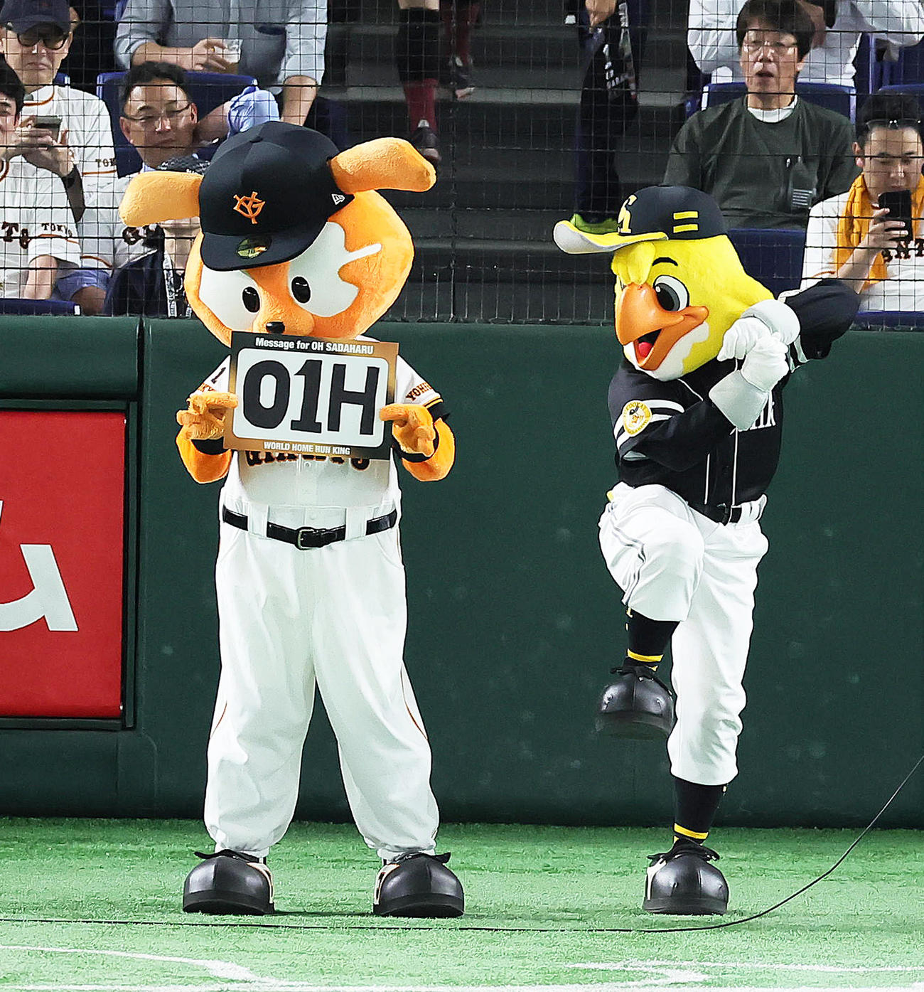 「王貞治DAY」を盛り上げるジャビット（左）とハリー・ホーク（撮影・足立雅史）
