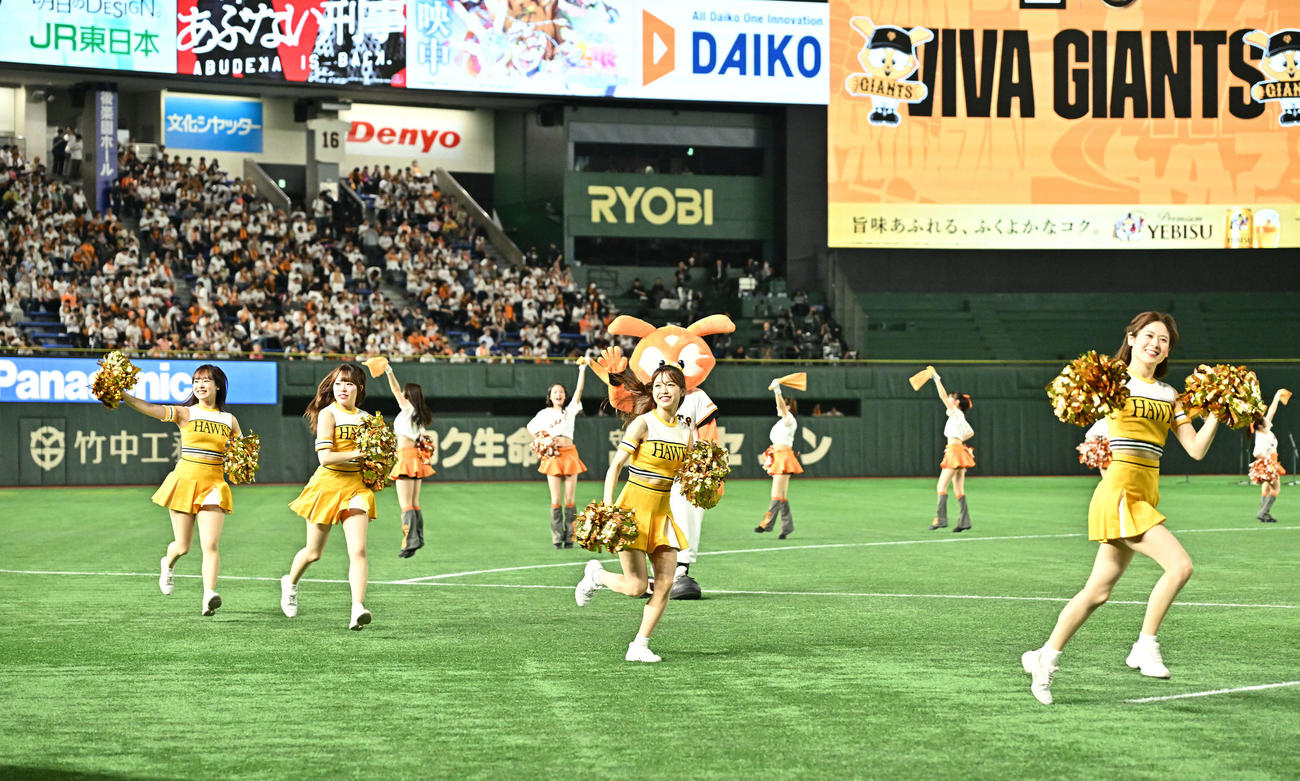 巨人対ソフトバンク　東京ドームでパフォーマンスをするソフトバンクのハニーズ（撮影・滝沢徹郎）