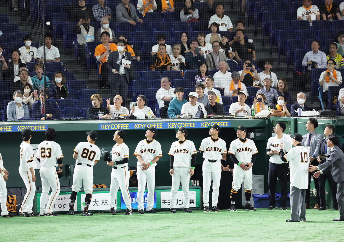 ファーストピッチを務めた張本氏（右端）はスタンドにボールを投げ入れる。右から2人目は巨人阿部監督（撮影・足立雅史）
