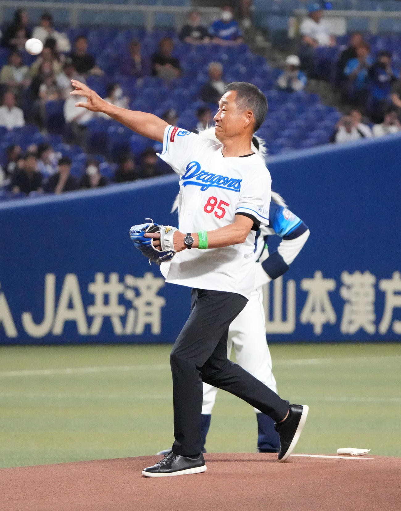 中日対西武　試合前、始球式を行う辻発彦氏（撮影・森本幸一）