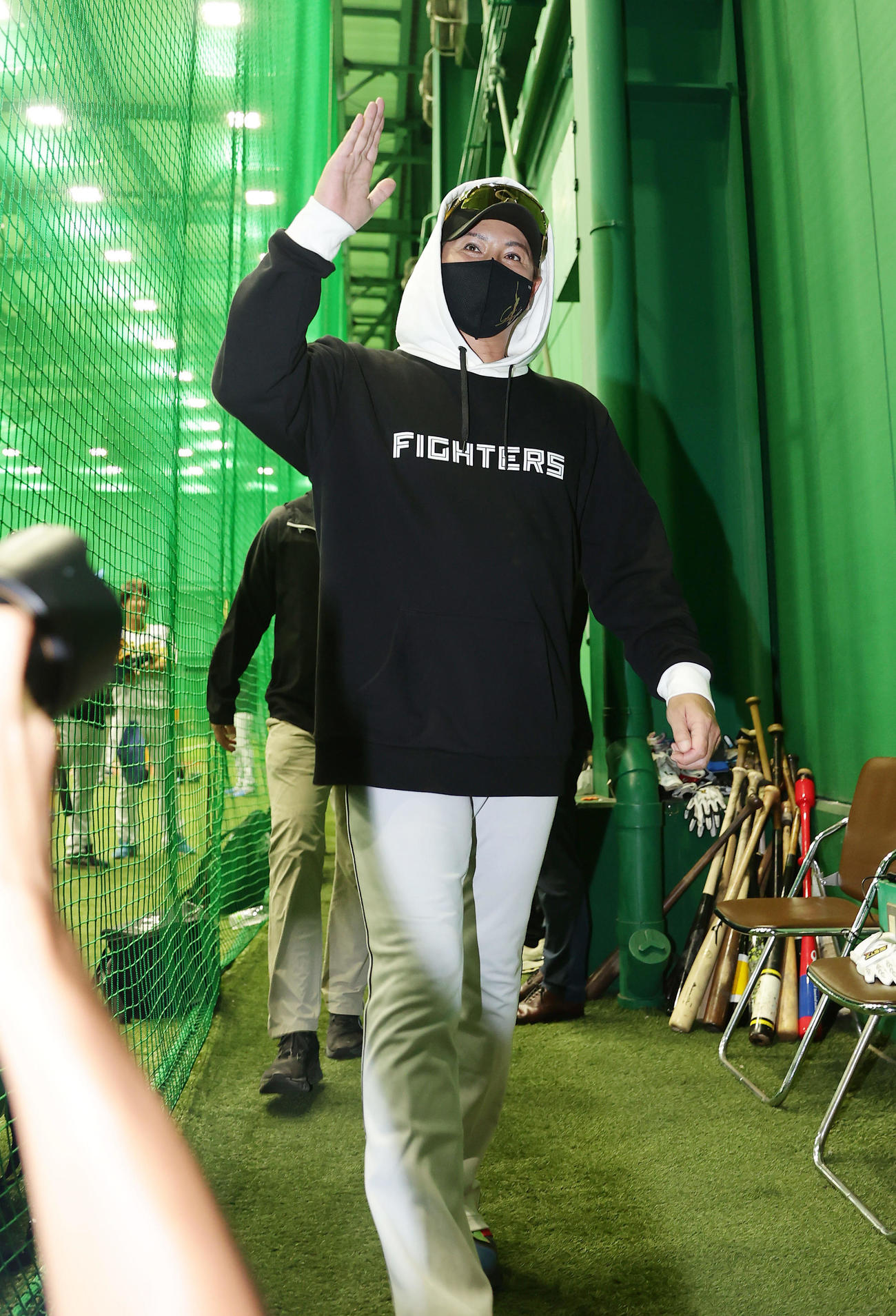 阪神対日本ハム　室内練習場から引き揚げる日本ハム新庄監督（撮影・前田充）