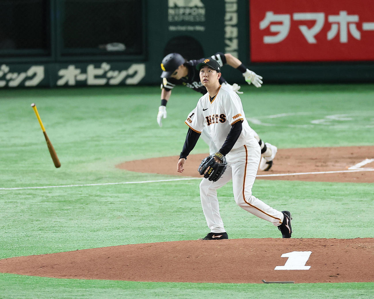 巨人対ソフトバンク　3回表ソフトバンク2死、周東を二ゴロに仕留めた山崎伊（撮影・足立雅史）