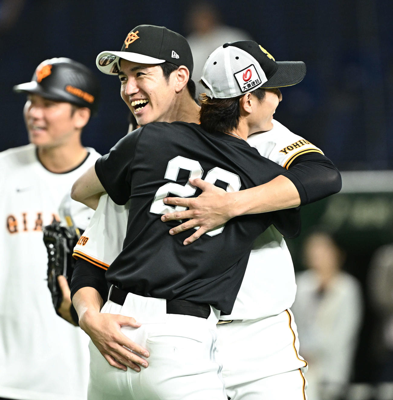 巨人対ソフトバンク　試合前練習でハグする巨人高橋礼（左）とソフトバンク周東（撮影・滝沢徹郎）