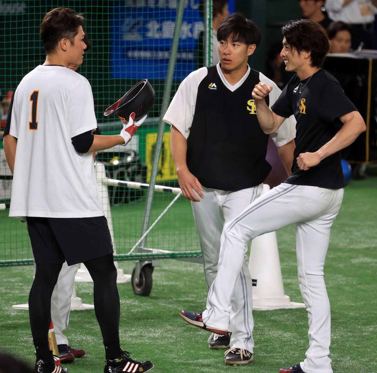 巨人対ソフトバンク　試合前、巨人坂本（左）と談笑するソフトバンク柳田（中央）、周東（撮影・浅見桂子）